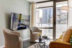 2BR Downtown Toronto Condo + Parking, Sleeps 7