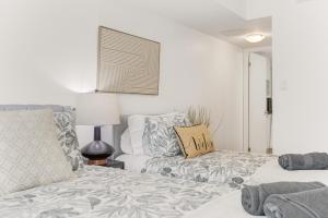 2BR Downtown Toronto Condo + Parking, Sleeps 7