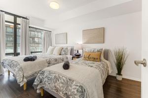 2BR Downtown Toronto Condo + Parking, Sleeps 7