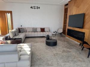Dream Home Amelkis - 6 Suites- Heated Pool & GOLF