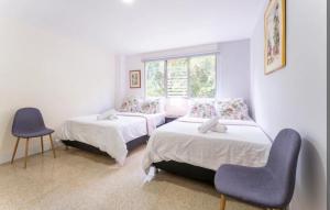 Amplio y bello apartamento, muy fresco, con aire acondicionado, en el corazón del Poblado a solo pasos de Provenza