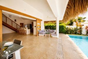 House with pool 300 m from Las Ballenas beach