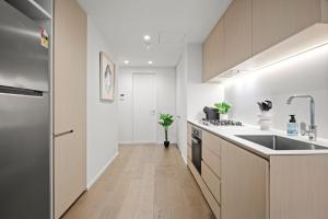 Stunning CBD Views 2BR Retreat, Pool and Free Parking