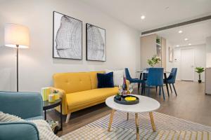 Stunning CBD Views 2BR Retreat, Pool and Free Parking