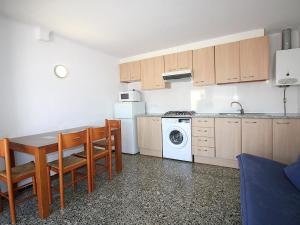 Ático céntrico renovado con gran terraza a solo 100m de la playa del Puerto - ES-228-34
