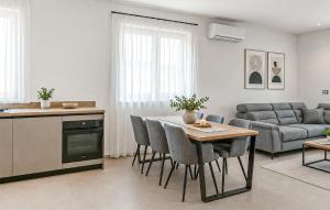 Amazing Home In Privlaka