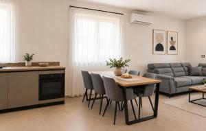Gorgeous Home In Privlaka
