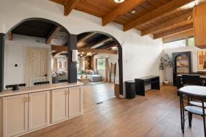 Modern Pool Retreat Near Dallas And Stadium