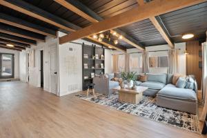 Modern Pool Retreat Near Dallas And Stadium