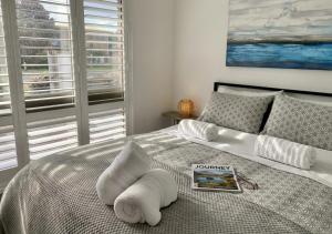 100m to Beach&Shop Spacious Pristine One Story Family Home