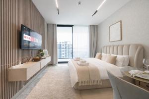 Azure Studio I Private Balcony I Pool I Sleeps 2