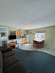 Suite 18 Green Gables Resort Lake View Retreat