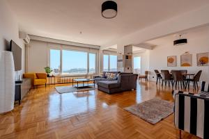 Spacious 5BR Sea View Apartment with Balcony & Elevator