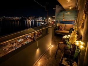 Orpheus House Beachfront 2BR Apartment with Balcony & Sea View Walk to Old Town