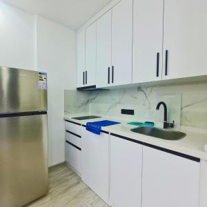 Seaside 1BR Apartment with Balcony Wi-Fi & Kitchen