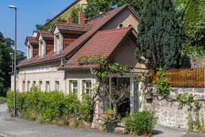 Luxuriöse Sandstein Villa - 320 qm - 7 Räume