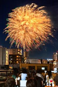 花火の見える宿Meee Asakusa3F4F 浅草徒歩3分 140平米Max22名 無料駐車場 屋上絶景 渋谷直通