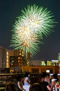 花火の見える宿Meee Asakusa3F4F 浅草徒歩3分 140平米Max22名 無料駐車場 屋上絶景 渋谷直通