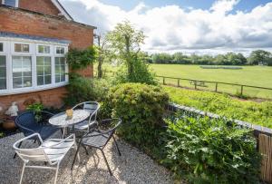 Riverside Cottage & Shepherd’s Hut with Hot Tub