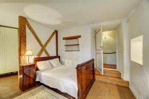 Historic Medieval Wall House with Private Garden
