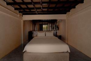 CAVE 53 l Bangkok Urban Sanctuary with Courtyard