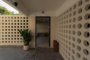 CAVE 53 l Bangkok Urban Sanctuary with Courtyard