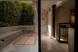 CAVE 53 l Bangkok Urban Sanctuary with Courtyard