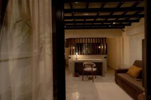 CAVE 53 l Bangkok Urban Sanctuary with Courtyard