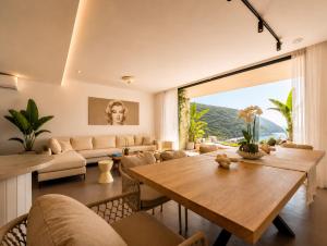 Villa YOLO SARANDA