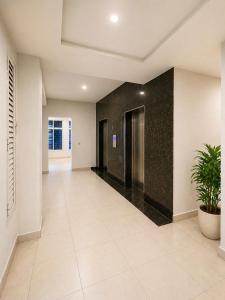 High-Rise Studio Near Beach & City Center