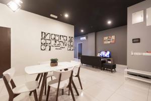 Spacious 3 Bedrooms by Cozy Home