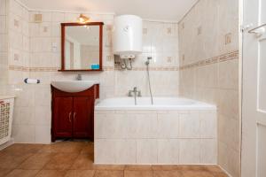 Kościuszki Spacious Apartment by BookingHost