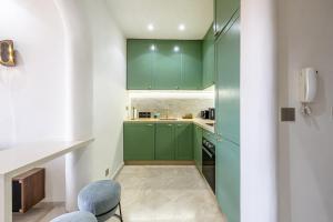 Central 1-Bedroom Studio - Balcony with Mountain View