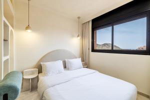 Central 1-Bedroom Studio - Balcony with Mountain View