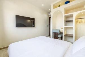 Central 1-Bedroom Studio - Balcony with Mountain View