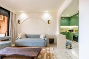 Central 1-Bedroom Studio - Balcony with Mountain View