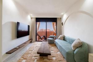 Central 1-Bedroom Studio - Balcony with Mountain View