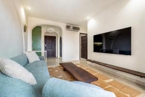 Central 1-Bedroom Studio - Balcony with Mountain View