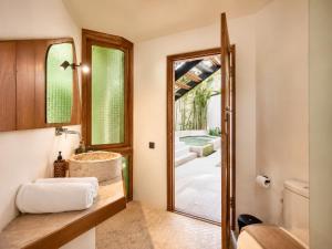 Modern 2-BR Art Deco Villa, 800m from the Beach