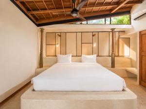 Modern 2-BR Art Deco Villa, 800m from the Beach