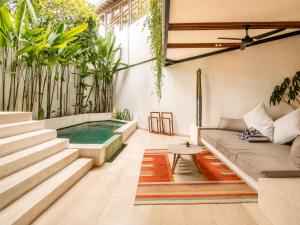 Modern 2-BR Art Deco Villa, 800m from the Beach