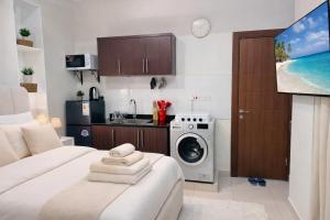 High-Rise Studio Near Beach & City Center