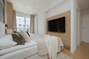 Spacious 3-Bedroom Apartment with Air Conditioning Terrace and Parking by Renters Prestige