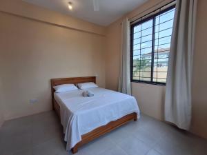 2BR in DAR near beach quiet, parking, wifi apt 5