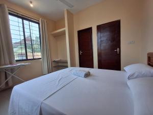 2BR in DAR near beach quiet, parking, wifi apt 5