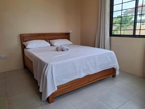 2BR in DAR near beach quiet, parking, wifi apt 5