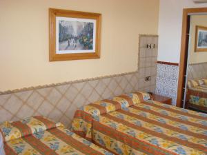 Standard Double Room (2 Adults + 1 Child) room in Hotel Univers