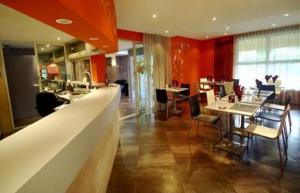 Hotels Kyriad Direct Lure : photos des chambres