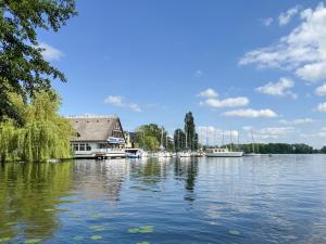 Wiesengeflüster S5 Gruppenhaus haustierfrei mit Aussicht, Wiese und Müritznähe