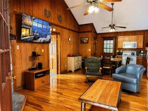 ER31 - Grandma And Granpaws Place - Great Location - Close to Parkway in PF cabin